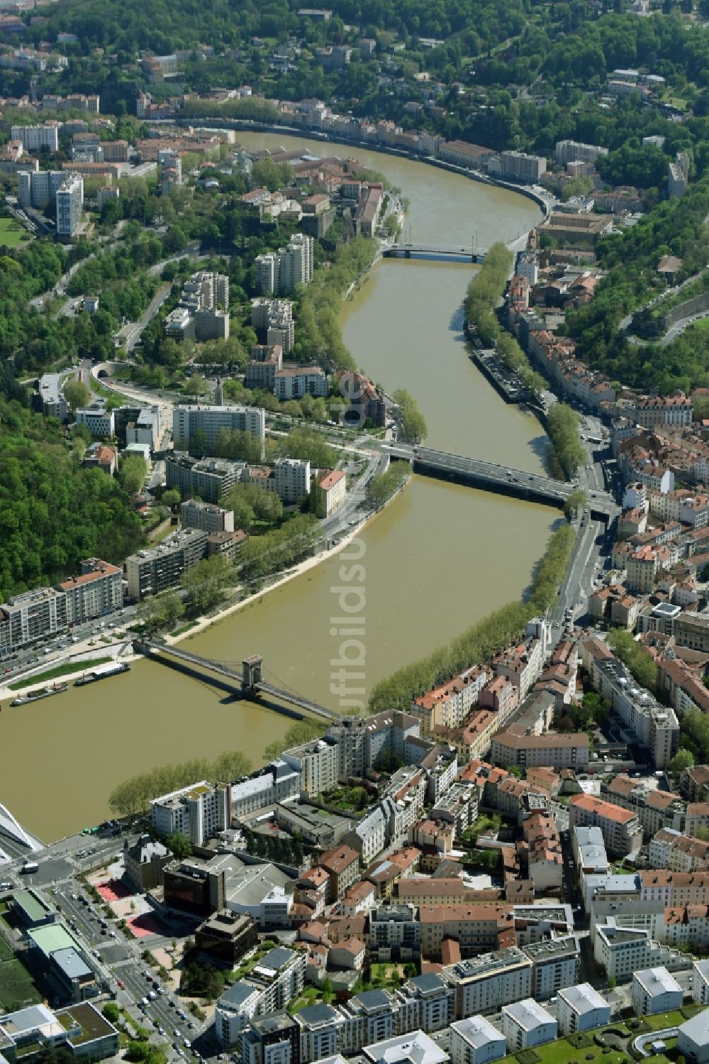 Lyon von oben - Ortskern am Uferbereich des Saone - Flußverlaufes in Lyon in Auvergne Rhone-Alpes, Frankreich