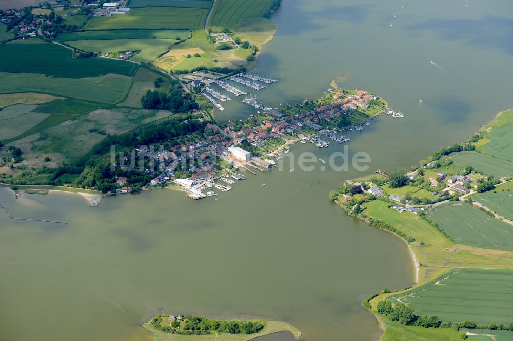 Arnis aus der Vogelperspektive: Ortskern am Uferbereich des Schlei in Arnis im Bundesland Schleswig-Holstein