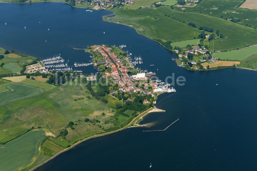 Arnis von oben - Ortskern am Uferbereich des Schlei in Arnis im Bundesland Schleswig-Holstein