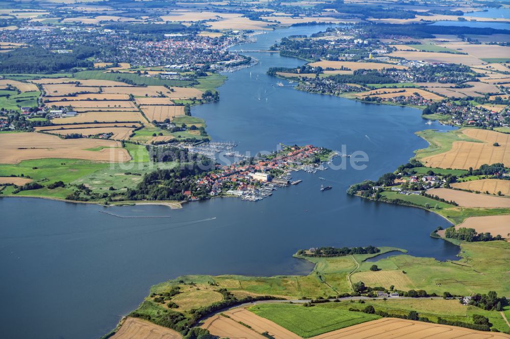 Arnis von oben - Ortskern am Uferbereich des Schlei in Arnis im Bundesland Schleswig-Holstein