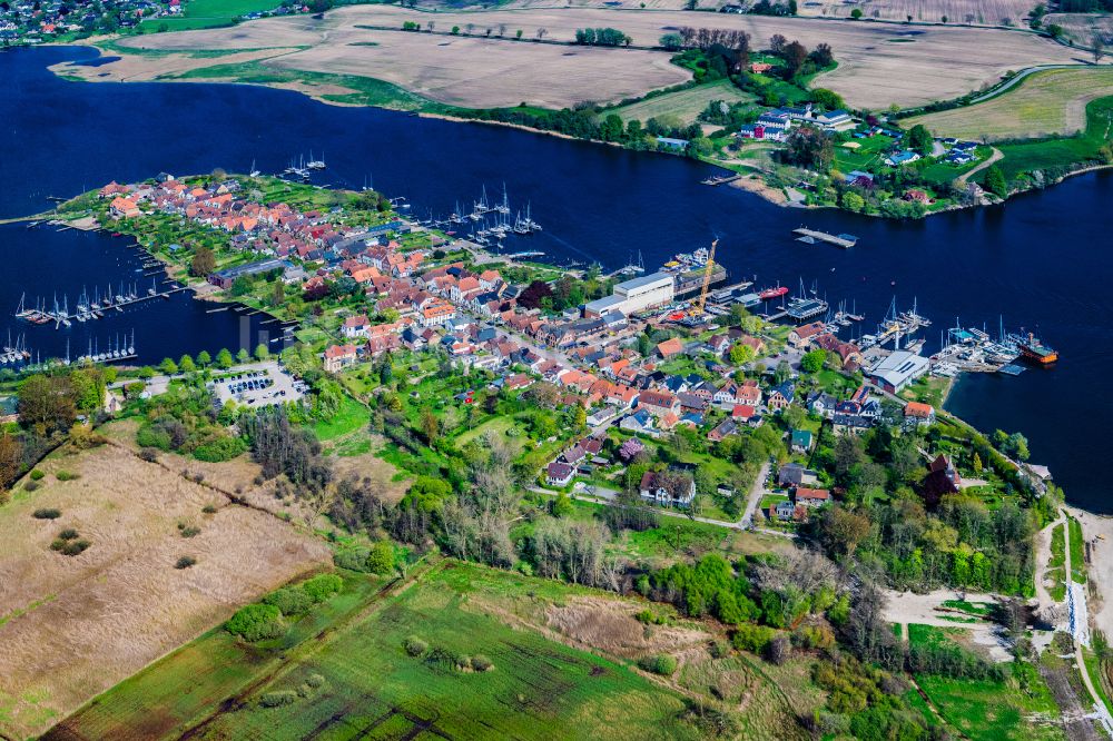 Luftaufnahme Arnis - Ortskern am Uferbereich des Schlei in Arnis im Bundesland Schleswig-Holstein