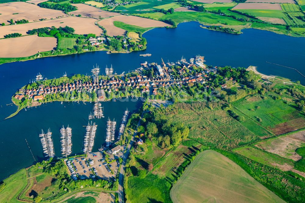 Luftaufnahme Arnis - Ortskern am Uferbereich des Schlei in Arnis im Bundesland Schleswig-Holstein