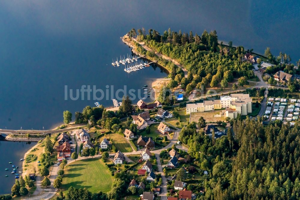 Schluchsee von oben - Ortskern am Uferbereich des Schluchsee in Schluchsee im Bundesland Baden-Württemberg, Deutschland