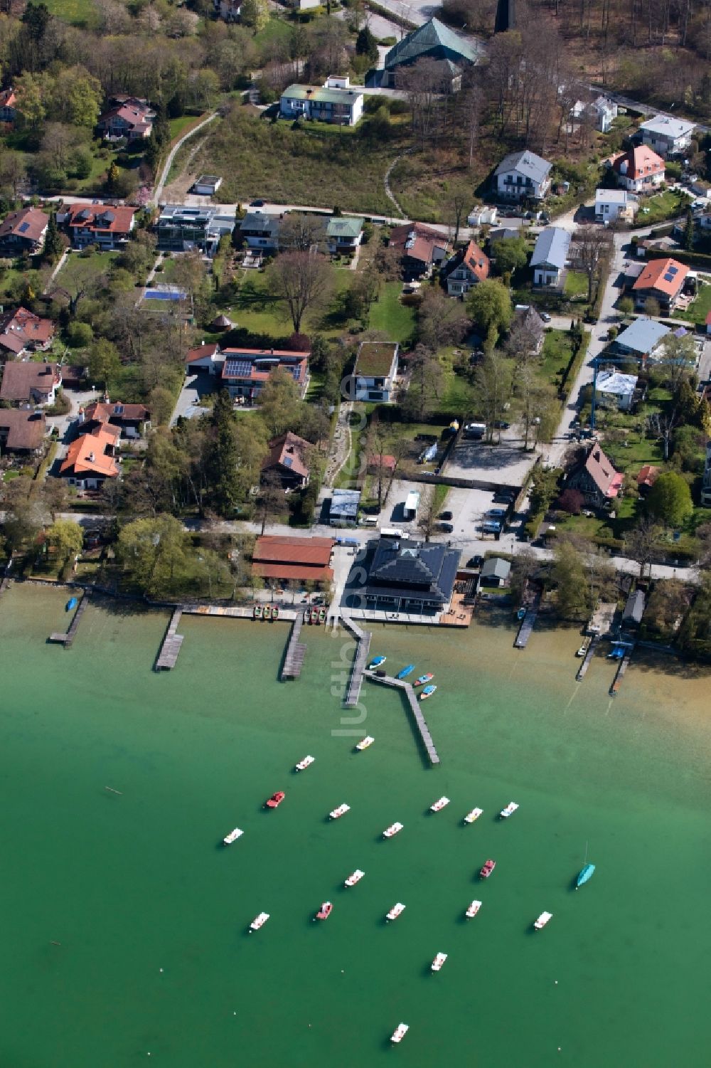 Wörthsee von oben - Ortskern am Uferbereich des SEEHAUS RAABE entlang der Seestraße im Ortsteil Steinebach in Wörthsee im Bundesland Bayern, Deutschland