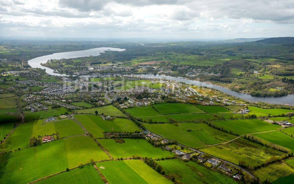 Luftaufnahme Killaloe - Ortskern am Uferbereich des Shannon - Flußverlaufes in Killaloe in Clare, Irland