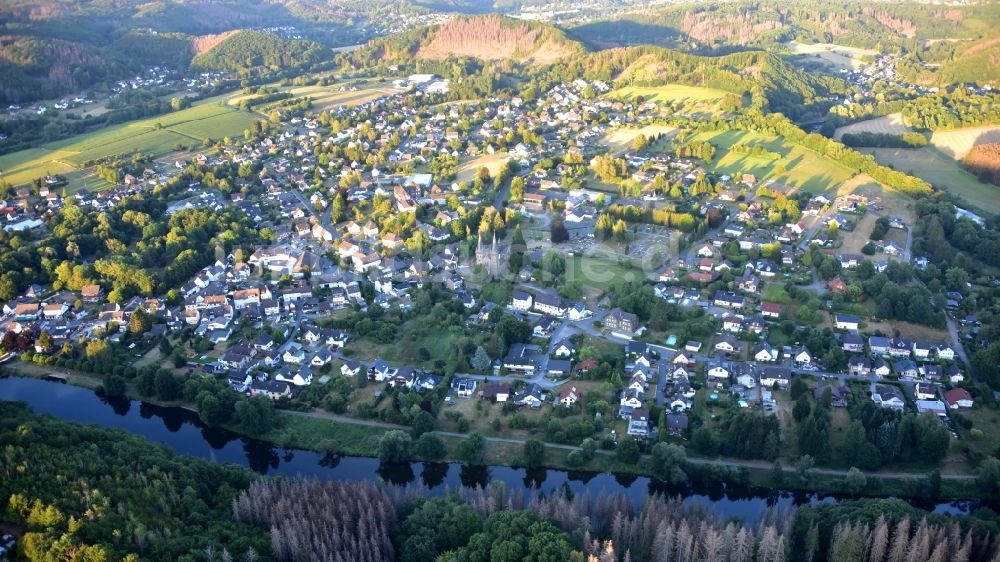 Luftaufnahme Dattenfeld - Ortskern am Uferbereich des der Sieg - Flußverlaufes in Dattenfeld im Bundesland Nordrhein-Westfalen, Deutschland