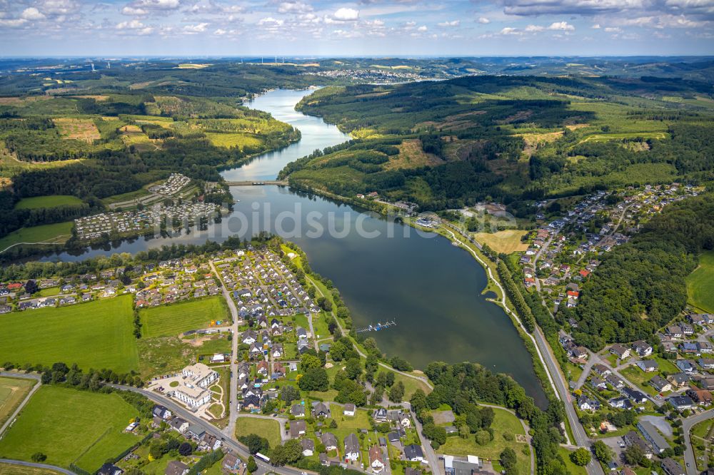 Amecke von oben - Ortskern am Uferbereich der Sorpe in Amecke im Bundesland Nordrhein-Westfalen, Deutschland