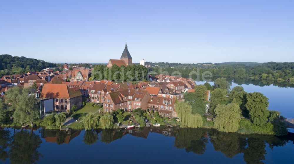 Luftaufnahme Mölln - Ortskern am Uferbereich des Stadtsee - Schulsee in Mölln im Bundesland Schleswig-Holstein, Deutschland