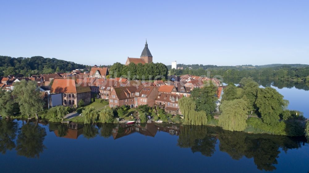 Mölln von oben - Ortskern am Uferbereich des Stadtsee - Schulsee in Mölln im Bundesland Schleswig-Holstein, Deutschland