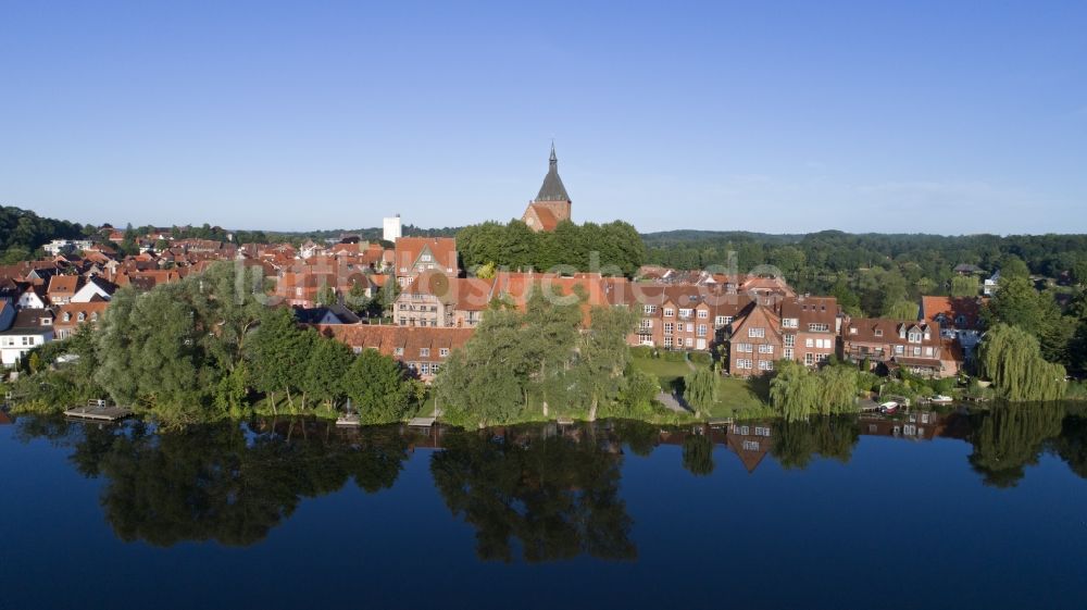 Mölln aus der Vogelperspektive: Ortskern am Uferbereich des Stadtsee - Schulsee in Mölln im Bundesland Schleswig-Holstein, Deutschland