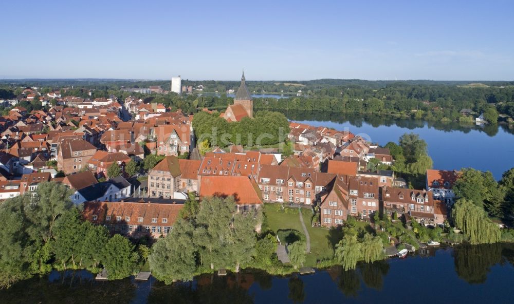 Luftaufnahme Mölln - Ortskern am Uferbereich des Stadtsee - Schulsee in Mölln im Bundesland Schleswig-Holstein, Deutschland