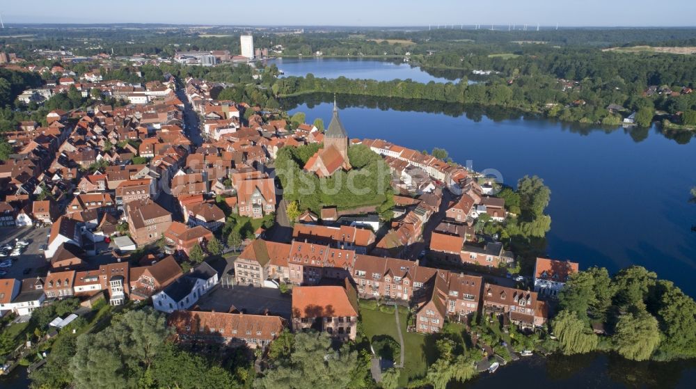 Mölln von oben - Ortskern am Uferbereich des Stadtsee - Schulsee in Mölln im Bundesland Schleswig-Holstein, Deutschland