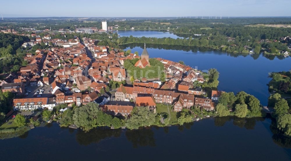 Mölln aus der Vogelperspektive: Ortskern am Uferbereich des Stadtsee - Schulsee in Mölln im Bundesland Schleswig-Holstein, Deutschland