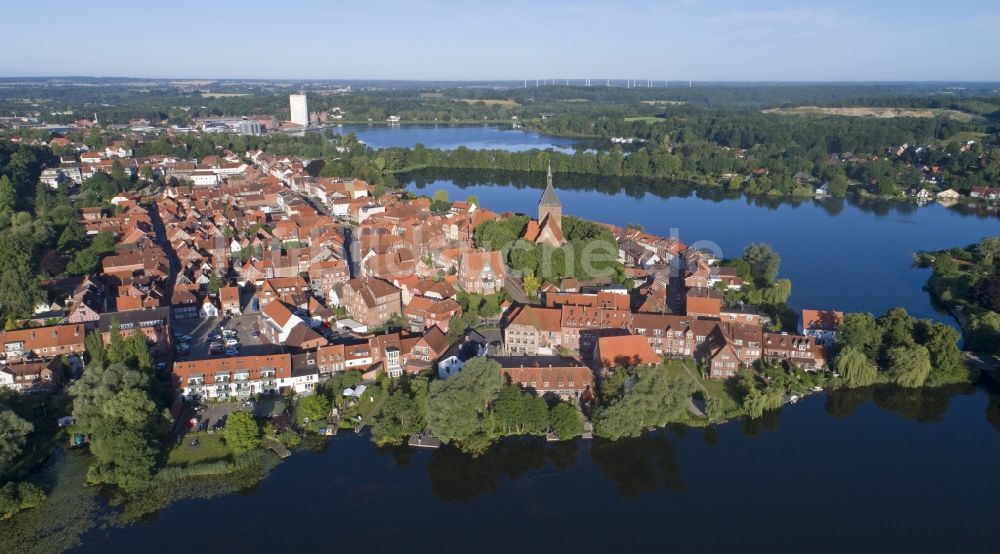 Luftaufnahme Mölln - Ortskern am Uferbereich des Stadtsee - Schulsee in Mölln im Bundesland Schleswig-Holstein, Deutschland