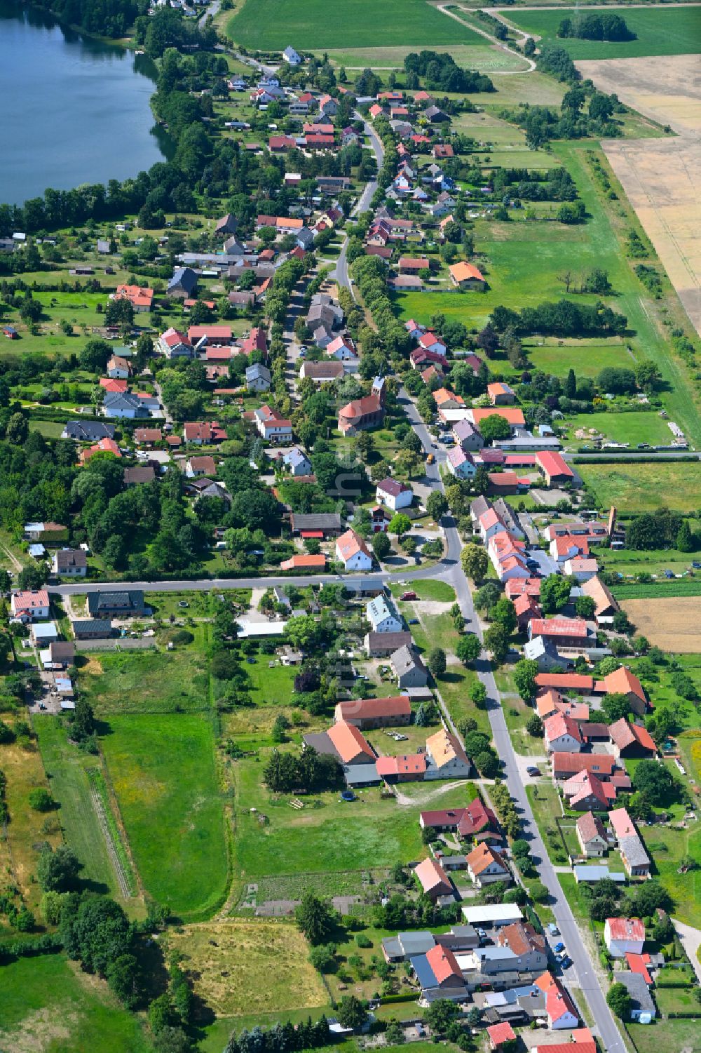 Luftaufnahme Stolzenhagen - Ortskern am Uferbereich Stolzenhager See in Stolzenhagen im Bundesland Brandenburg, Deutschland