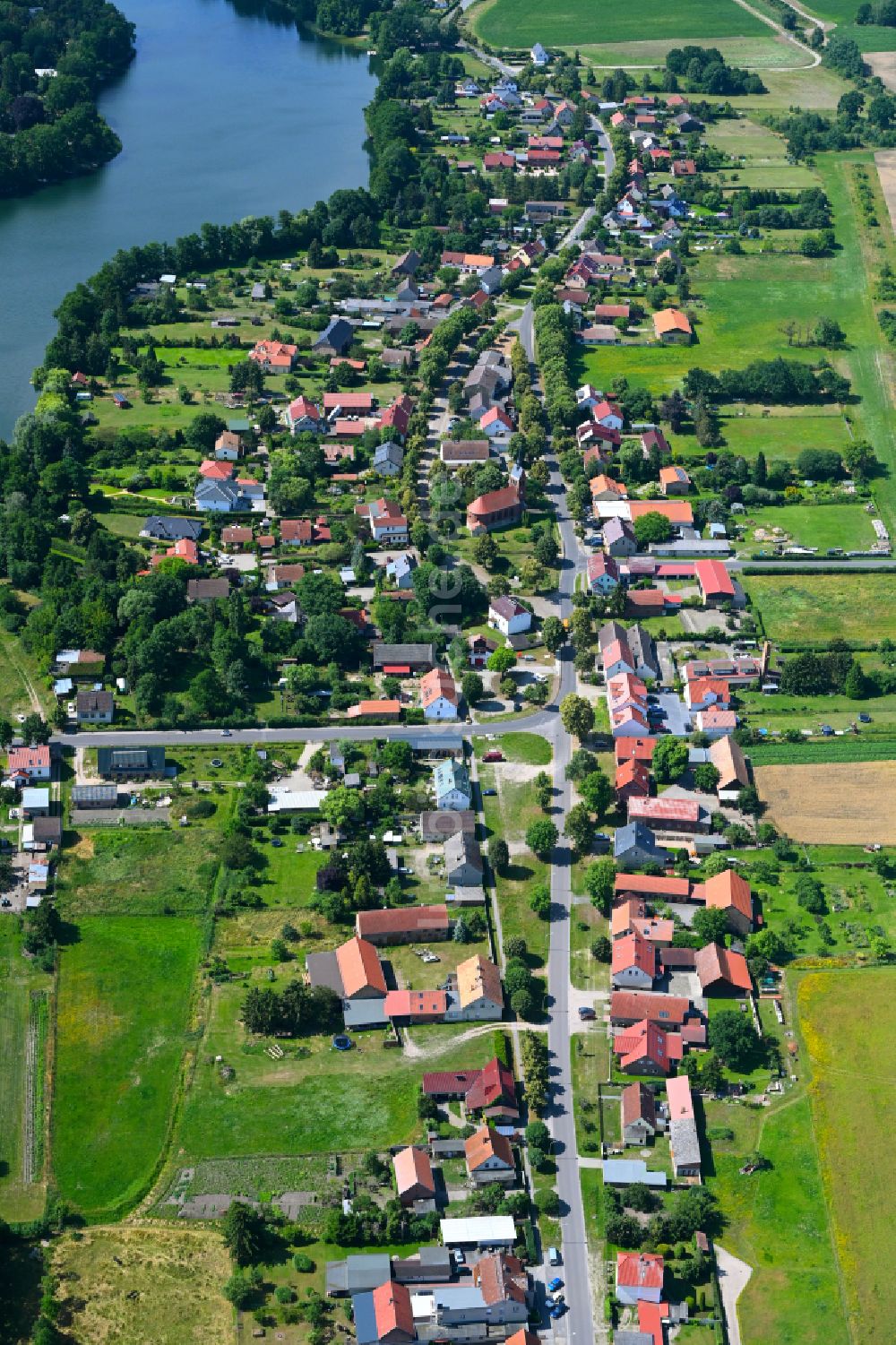 Stolzenhagen von oben - Ortskern am Uferbereich Stolzenhager See in Stolzenhagen im Bundesland Brandenburg, Deutschland