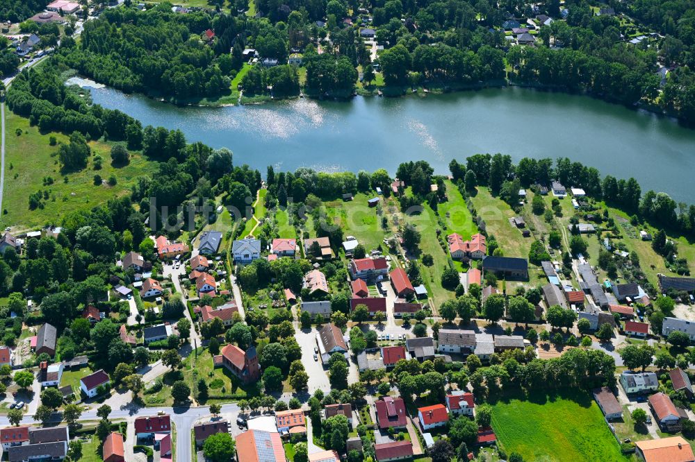 Luftaufnahme Stolzenhagen - Ortskern am Uferbereich Stolzenhager See in Stolzenhagen im Bundesland Brandenburg, Deutschland