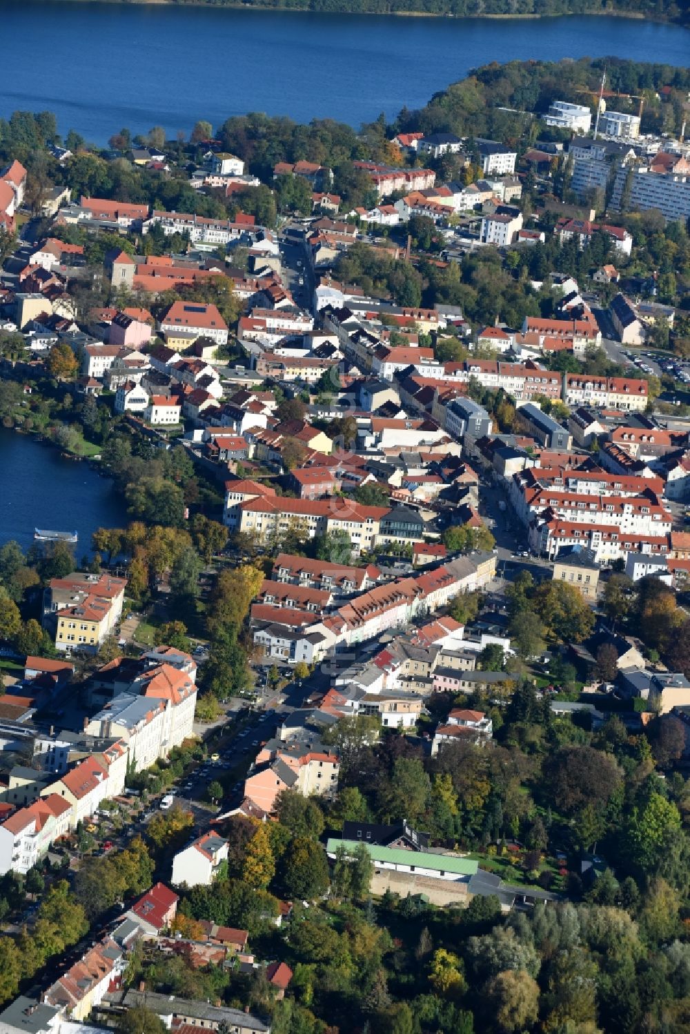 Strausberg aus der Vogelperspektive: Ortskern am Uferbereich des Straussee in Strausberg im Bundesland Brandenburg, Deutschland