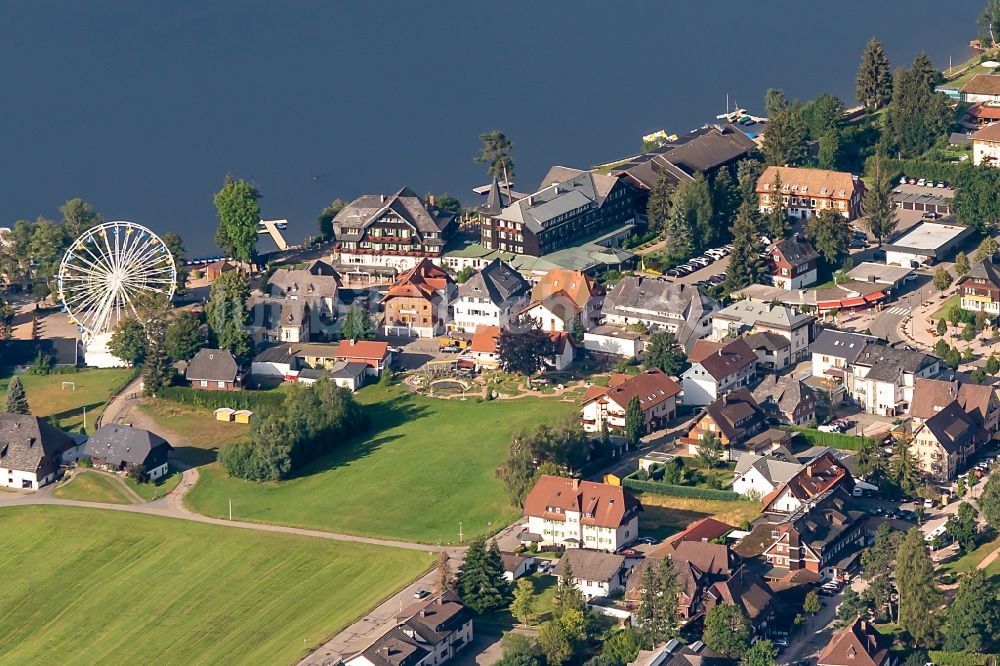 Luftaufnahme Titisee-Neustadt - Ortskern am Uferbereich des Titisee Schwarzwald in Titisee-Neustadt im Bundesland Baden-Württemberg, Deutschland