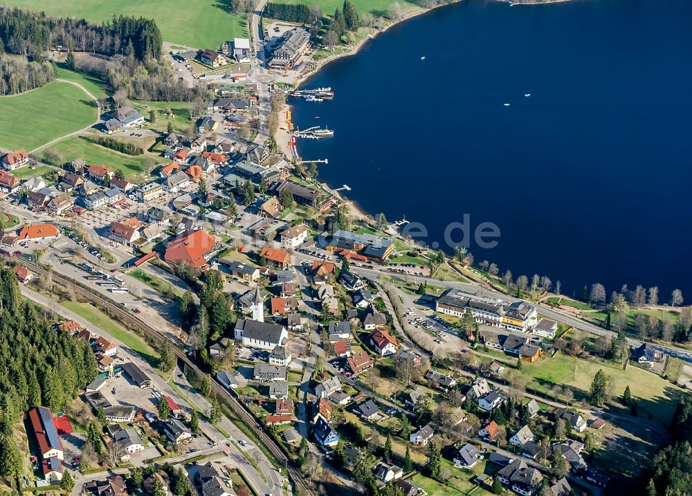 Titisee-Neustadt aus der Vogelperspektive: Ortskern am Uferbereich des Titisee in Titisee-Neustadt im Bundesland Baden-Württemberg