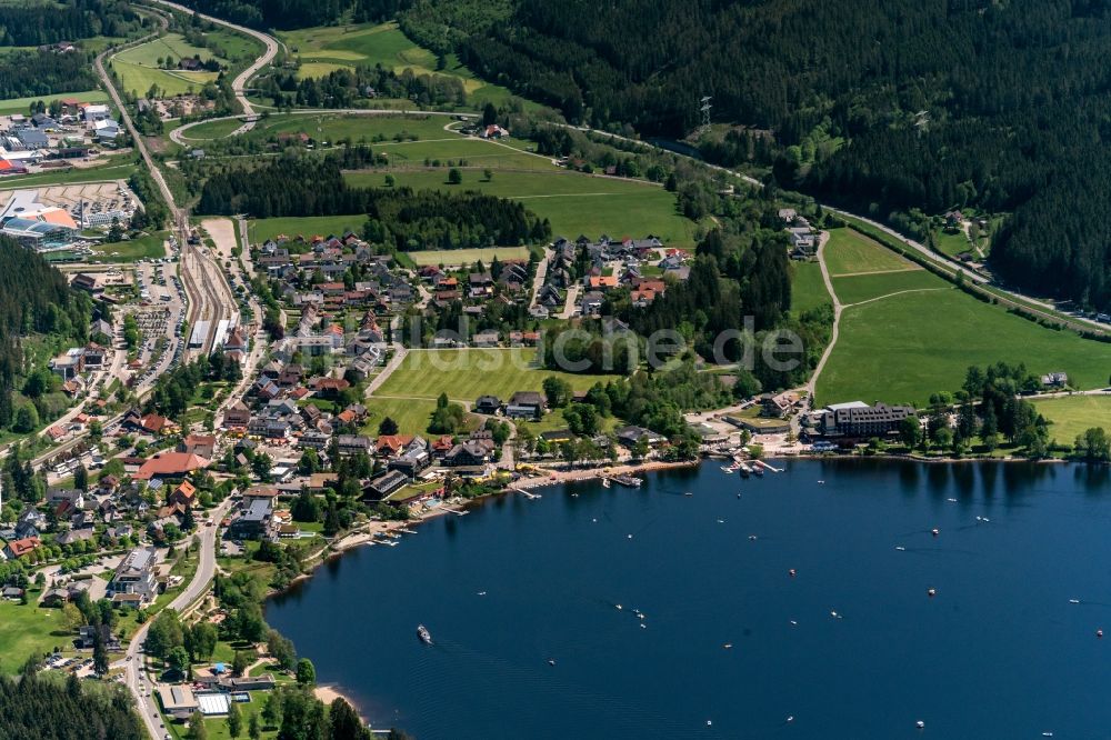 Titisee-Neustadt von oben - Ortskern am Uferbereich des Titisee in Titisee-Neustadt im Bundesland Baden-Württemberg