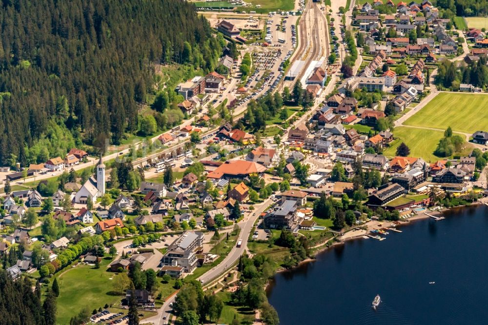 Luftbild Titisee-Neustadt - Ortskern am Uferbereich des Titisee in Titisee-Neustadt im Bundesland Baden-Württemberg