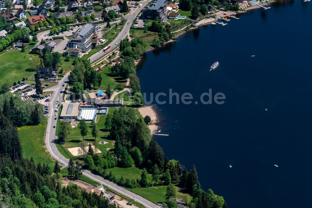 Luftaufnahme Titisee-Neustadt - Ortskern am Uferbereich des Titisee in Titisee-Neustadt im Bundesland Baden-Württemberg