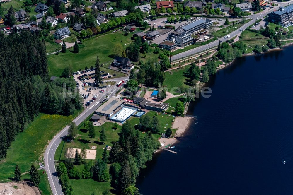 Titisee-Neustadt von oben - Ortskern am Uferbereich des Titisee in Titisee-Neustadt im Bundesland Baden-Württemberg