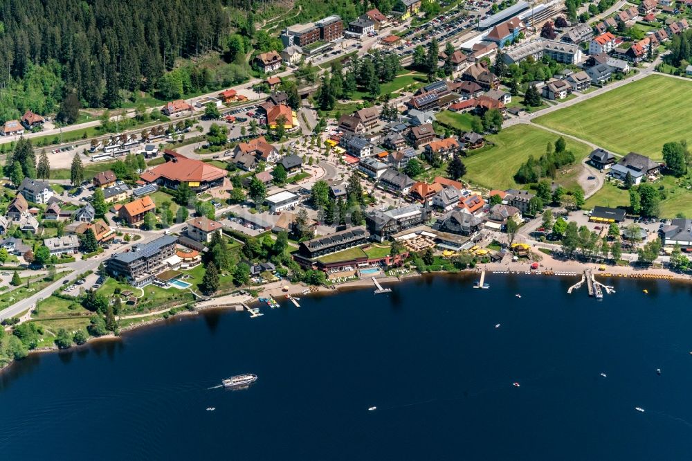 Titisee-Neustadt aus der Vogelperspektive: Ortskern am Uferbereich des Titisee in Titisee-Neustadt im Bundesland Baden-Württemberg