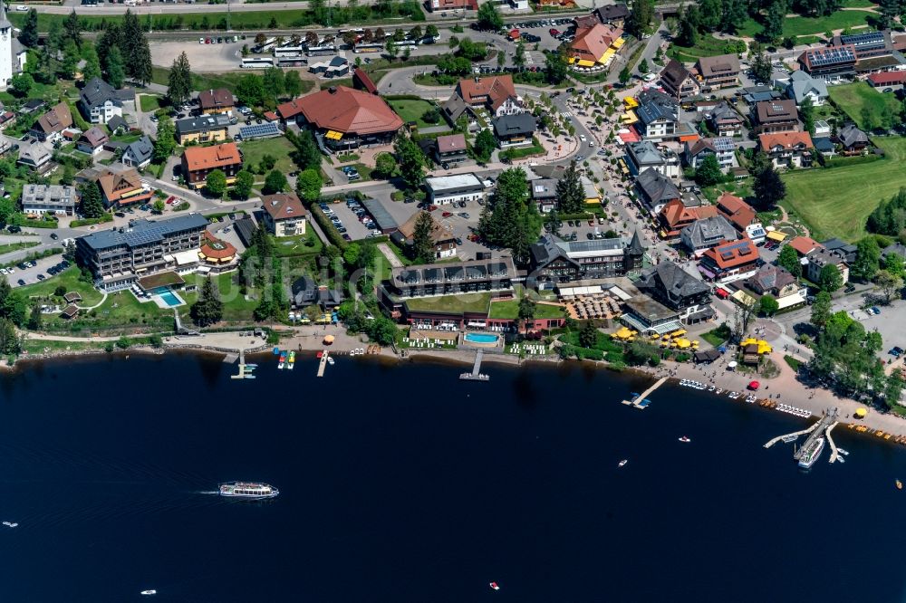 Luftaufnahme Titisee-Neustadt - Ortskern am Uferbereich des Titisee in Titisee-Neustadt im Bundesland Baden-Württemberg