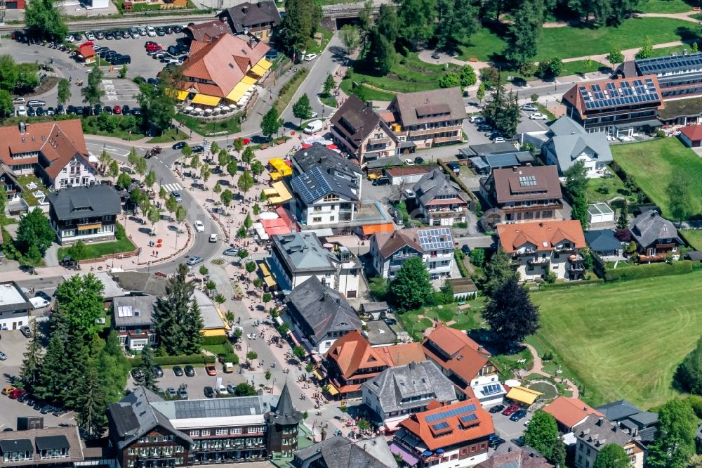 Luftaufnahme Titisee-Neustadt - Ortskern am Uferbereich des Titisee in Titisee-Neustadt im Bundesland Baden-Württemberg