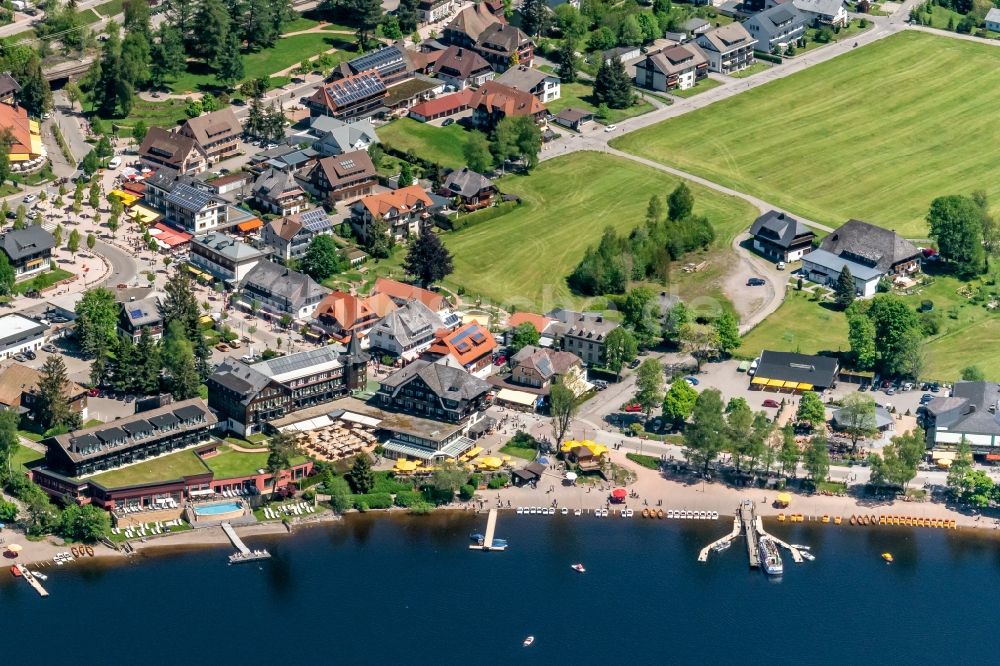 Titisee-Neustadt von oben - Ortskern am Uferbereich des Titisee in Titisee-Neustadt im Bundesland Baden-Württemberg