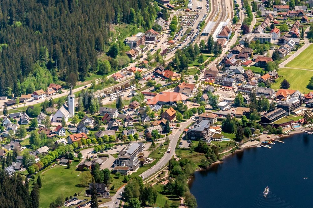 Titisee-Neustadt aus der Vogelperspektive: Ortskern am Uferbereich des Titisee in Titisee-Neustadt im Bundesland Baden-Württemberg