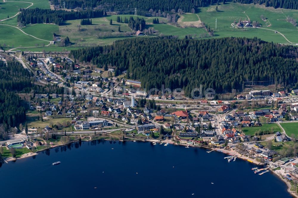 Titisee-Neustadt von oben - Ortskern am Uferbereich des Titisee in Titisee-Neustadt im Bundesland Baden-Württemberg, Deutschland