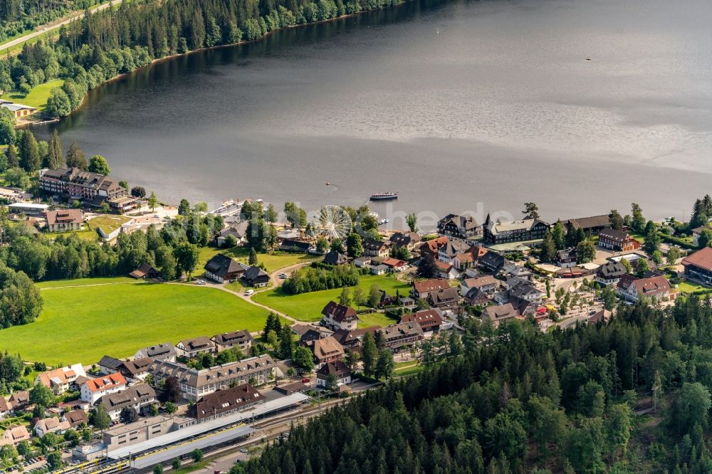 Luftaufnahme Titisee-Neustadt - Ortskern am Uferbereich in Titisse Ferienort im Südschwarzwald in Titisee-Neustadt im Bundesland Baden-Württemberg, Deutschland