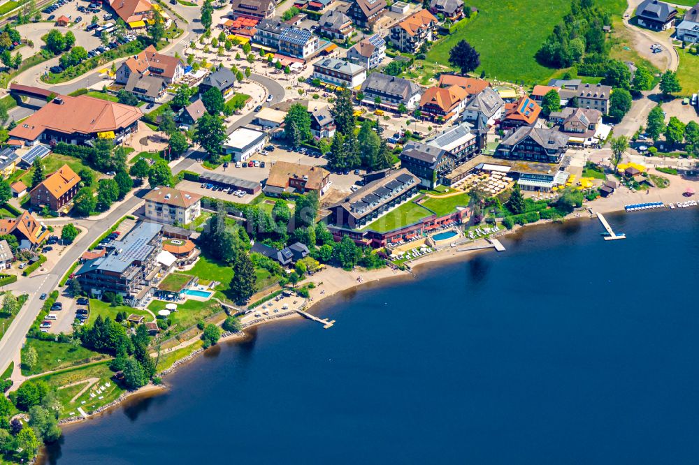 Titisee-Neustadt von oben - Ortskern am Uferbereich in Titisse Ferienort im Südschwarzwald in Titisee-Neustadt im Bundesland Baden-Württemberg, Deutschland