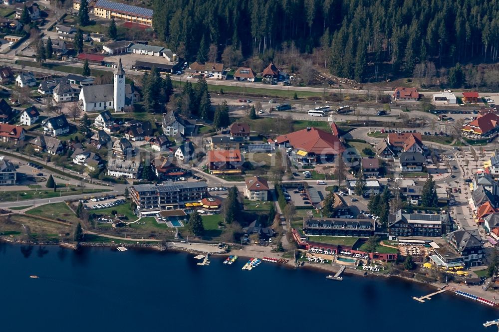 Luftbild Titisee-Neustadt - Ortskern am Uferbereich des Titisse in Titisee-Neustadt im Bundesland Baden-Württemberg, Deutschland