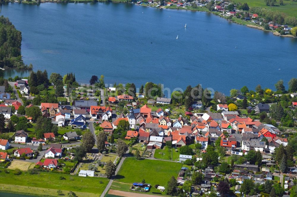 Luftaufnahme Trais-Horloff - Ortskern am Uferbereich am Trais-Horloffer See in Trais-Horloff im Bundesland Hessen, Deutschland