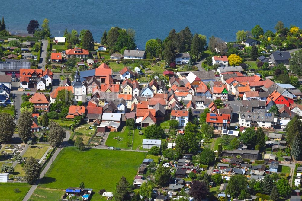 Trais-Horloff von oben - Ortskern am Uferbereich am Trais-Horloffer See in Trais-Horloff im Bundesland Hessen, Deutschland