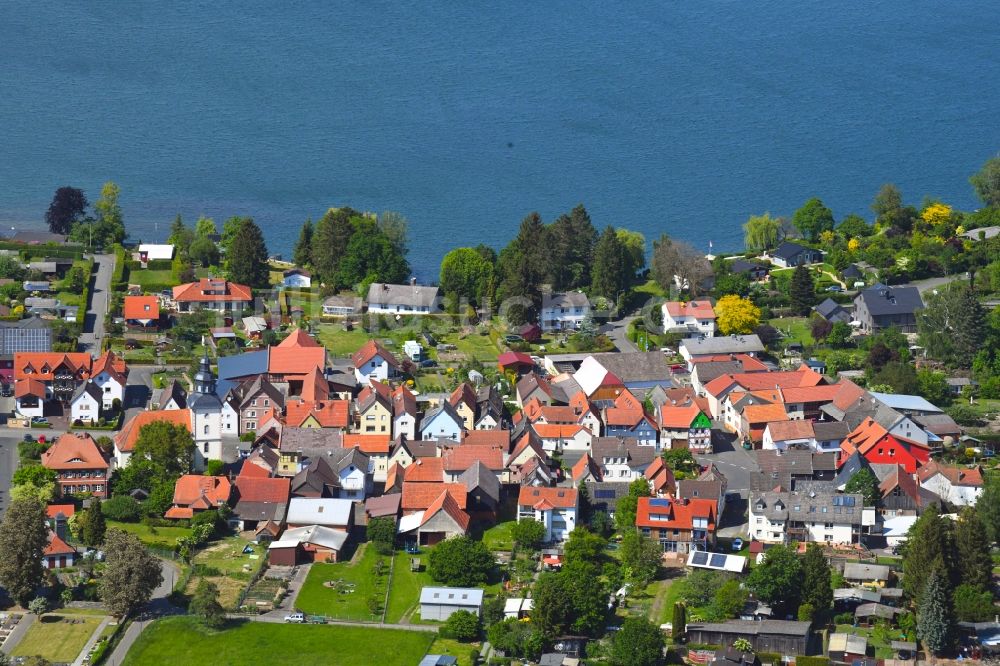 Trais-Horloff aus der Vogelperspektive: Ortskern am Uferbereich am Trais-Horloffer See in Trais-Horloff im Bundesland Hessen, Deutschland