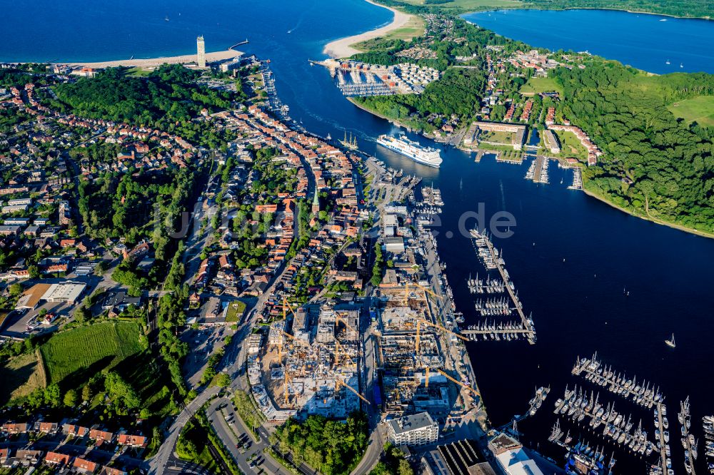 Travemünde aus der Vogelperspektive: Ortskern am Uferbereich des Trave - Flussverlaufes in Travemünde im Bundesland Schleswig-Holstein, Deutschland