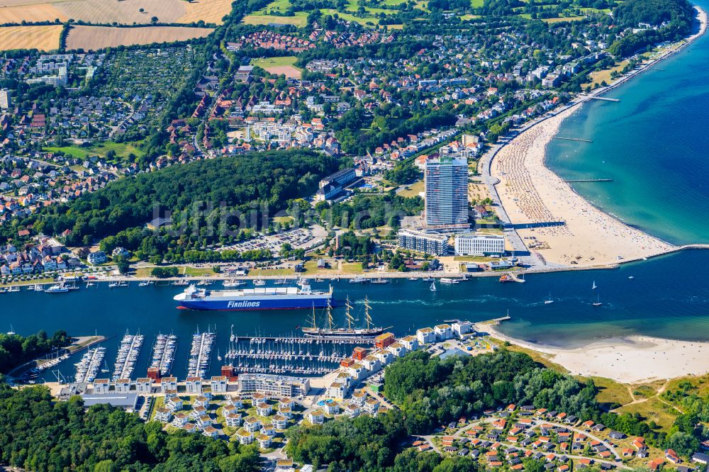 Travemünde aus der Vogelperspektive: Ortskern am Uferbereich des Trave - Flussverlaufes in Travemünde im Bundesland Schleswig-Holstein, Deutschland