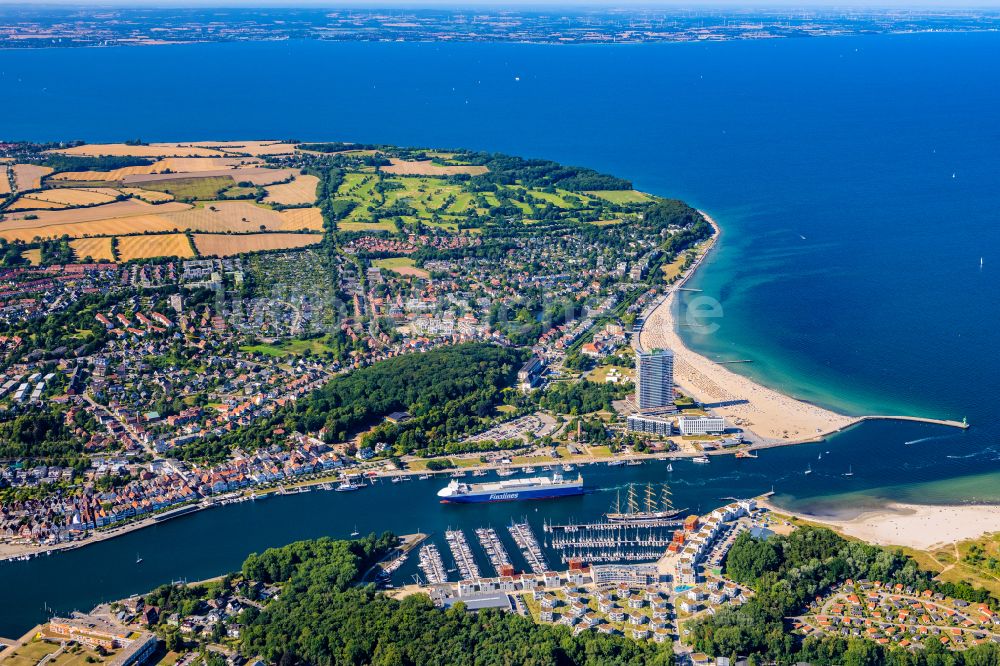 Luftbild Travemünde - Ortskern am Uferbereich des Trave - Flussverlaufes in Travemünde im Bundesland Schleswig-Holstein, Deutschland