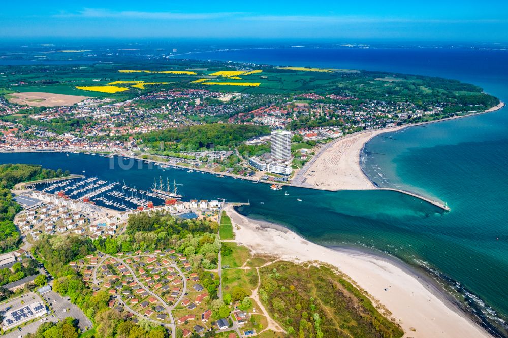 Travemünde aus der Vogelperspektive: Ortskern am Uferbereich des Trave - Flussverlaufes in Travemünde im Bundesland Schleswig-Holstein, Deutschland