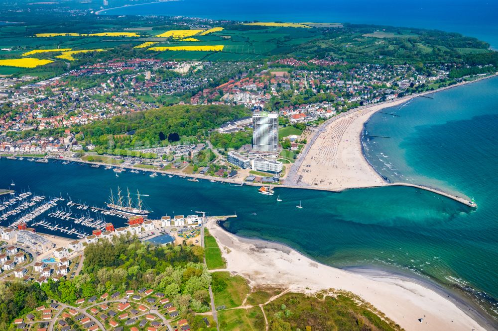 Luftbild Travemünde - Ortskern am Uferbereich des Trave - Flussverlaufes in Travemünde im Bundesland Schleswig-Holstein, Deutschland