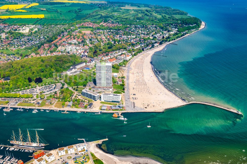 Luftaufnahme Travemünde - Ortskern am Uferbereich des Trave - Flussverlaufes in Travemünde im Bundesland Schleswig-Holstein, Deutschland