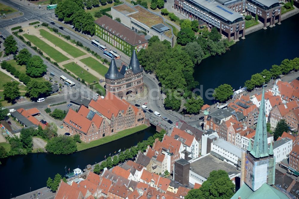 Luftbild Lübeck - Ortskern am Uferbereich der Trave in Lübeck im Bundesland Schleswig-Holstein