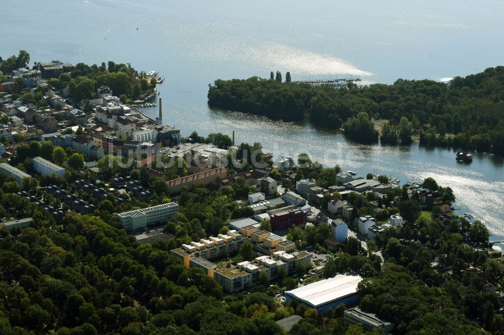 Berlin von oben - Ortskern am Uferbereich des am Ufer der Müggelspree - Flußverlaufes in Berlin, Deutschland