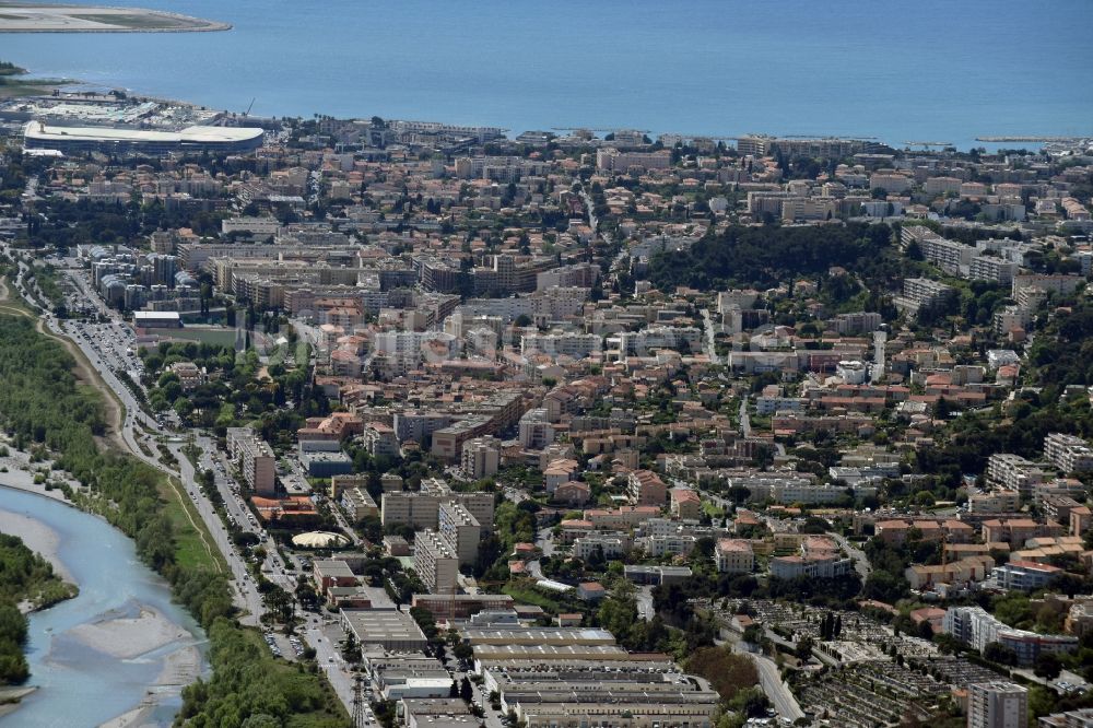 Saint-Laurent-du-Var aus der Vogelperspektive: Ortskern am Uferbereich des Var - Flußverlaufes in Saint-Laurent-du-Var in Provence-Alpes-Cote d'Azur, Frankreich