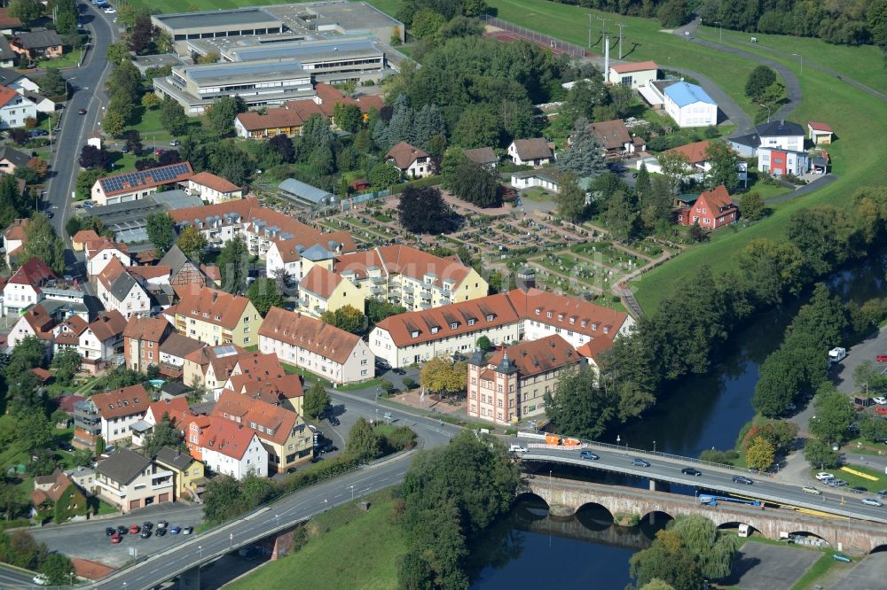 Luftaufnahme Gemünden - Ortskern am Uferbereich des Verlaufes der Fränkischen Saale - Flußverlaufes in Gemünden im Bundesland Bayern